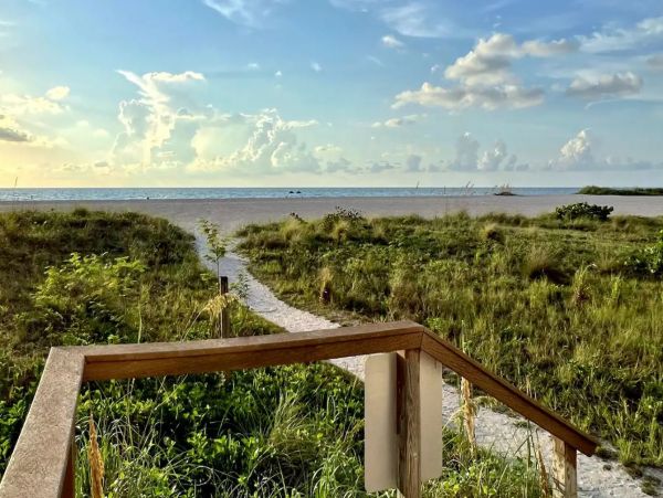 Clearwater 2 Bedroom Vacation Condo on Beach with Views