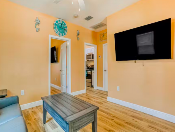 Updated duplex walking distance to beach, bars and dining
