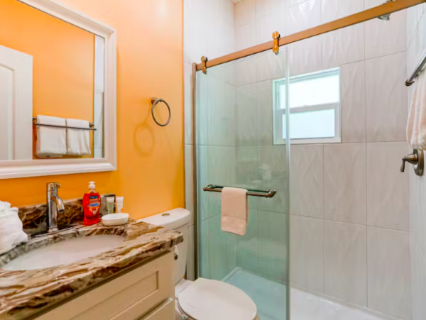 Updated duplex walking distance to beach, bars and dining