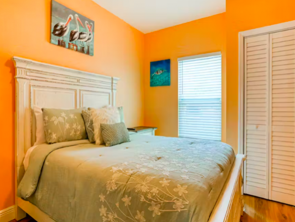 Updated duplex walking distance to beach, bars and dining