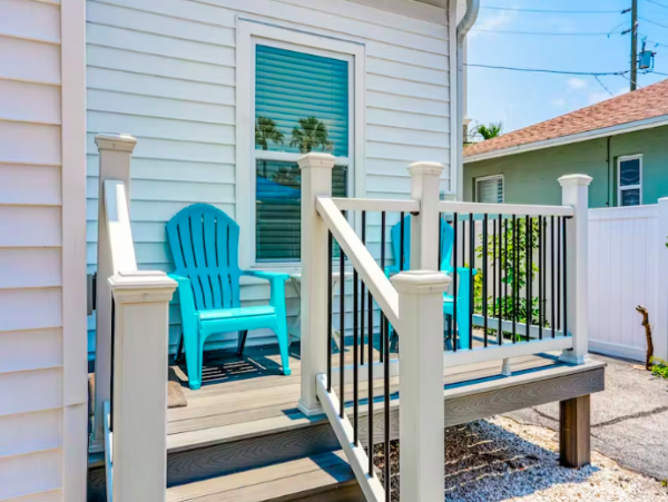 Updated duplex walking distance to beach, bars and dining