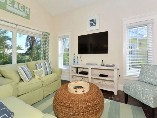 Lovely Holmes Beach Vacation Pool Home Close to Beach
