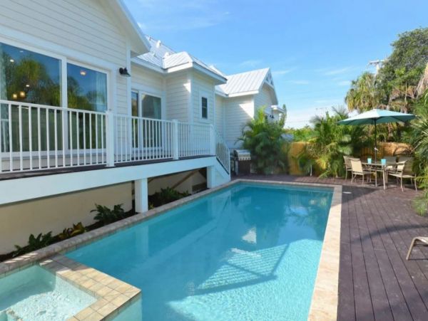 Lovely Holmes Beach Vacation Pool Home Close to Beach