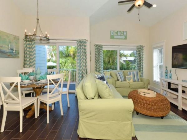 Lovely Holmes Beach Vacation Pool Home Close to Beach