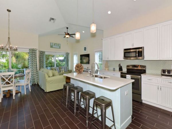 Lovely Holmes Beach Vacation Pool Home Close to Beach