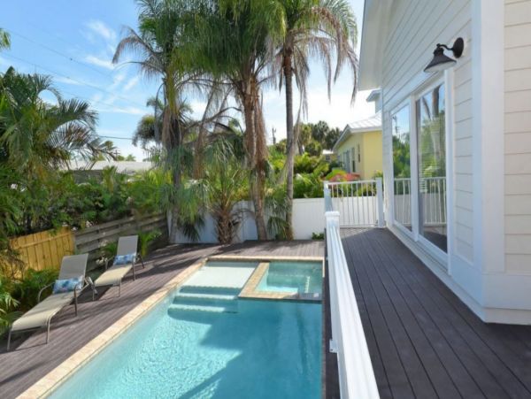 Lovely Holmes Beach Vacation Pool Home Close to Beach