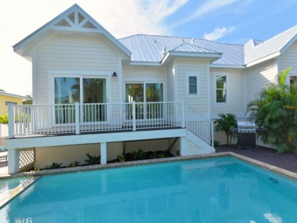 Lovely Holmes Beach Vacation Pool Home Close to Beach