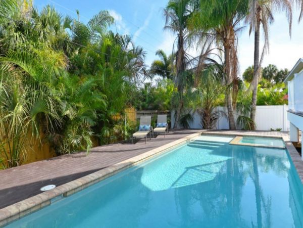 Lovely Holmes Beach Vacation Pool Home Close to Beach