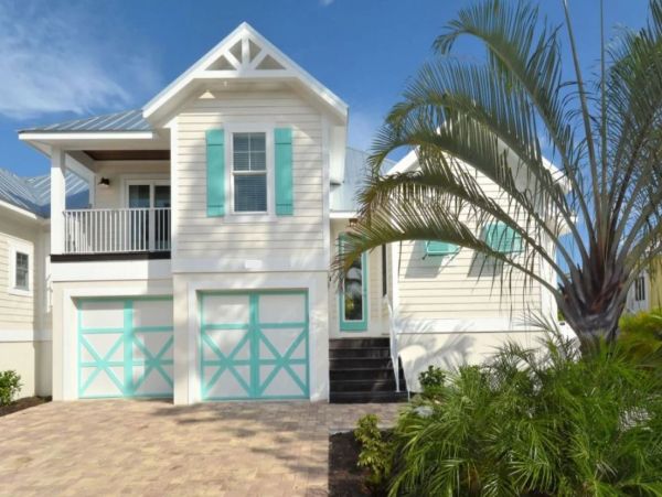 Lovely Holmes Beach Vacation Pool Home Close to Beach