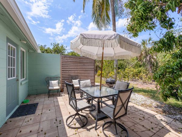 Gorgeous Vacation Duplex Close to Beach and Bay in Longboat Key