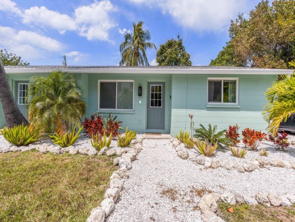 Gorgeous Vacation Duplex Close to Beach and Bay in Longboat Key