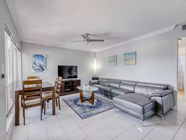 Deerfield 2 Bedroom Condo short walk to the Beach