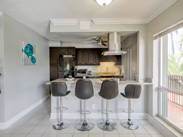Deerfield 2 Bedroom Condo short walk to the Beach