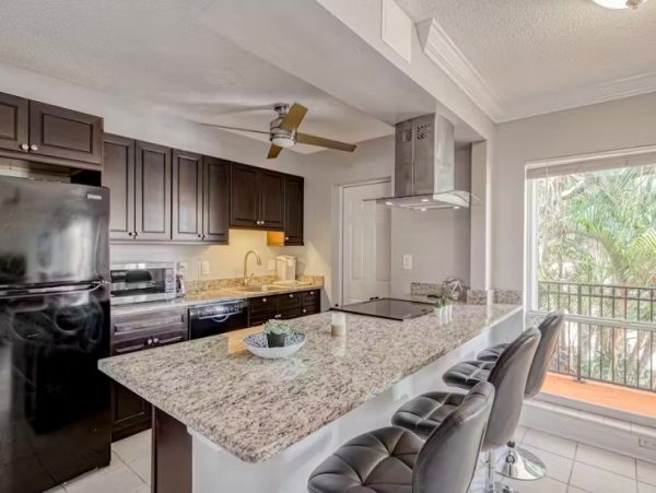 Deerfield 2 Bedroom Condo short walk to the Beach