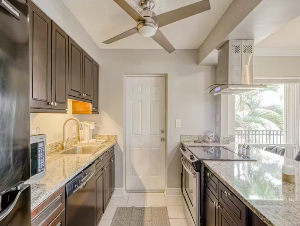 Deerfield 2 Bedroom Condo short walk to the Beach