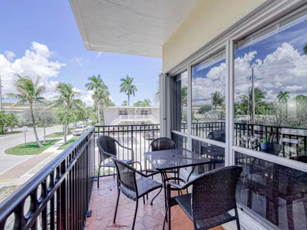 Deerfield 2 Bedroom Condo short walk to the Beach