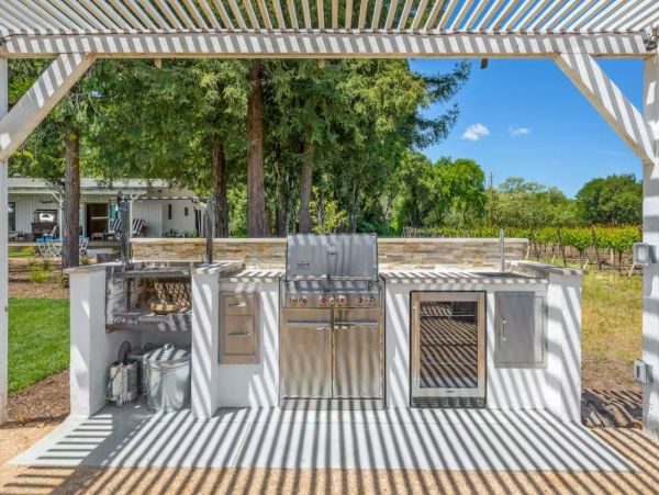 2 Vacation Vineyards Cottages on 6 Acres in Sonoma with Pool