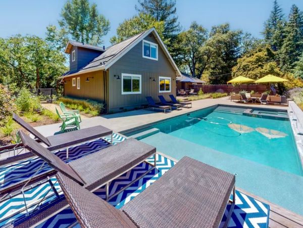 Modern 4 Bedroom Vacation Pool Home in Sonoma Sleeps 8