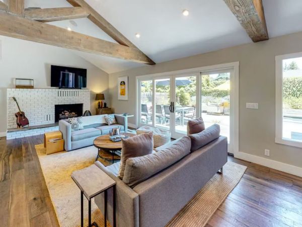 Modern 4 Bedroom Vacation Pool Home in Sonoma Sleeps 8