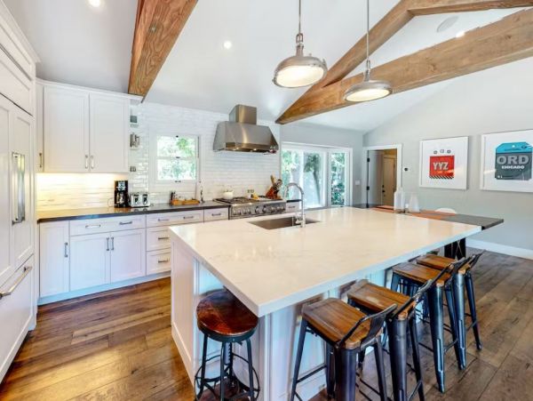 Modern 4 Bedroom Vacation Pool Home in Sonoma Sleeps 8