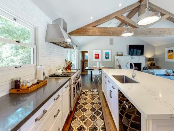 Modern 4 Bedroom Vacation Pool Home in Sonoma Sleeps 8