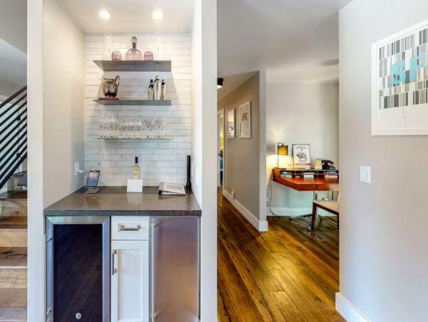 Modern 4 Bedroom Vacation Pool Home in Sonoma Sleeps 8