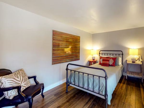 Modern 4 Bedroom Vacation Pool Home in Sonoma Sleeps 8