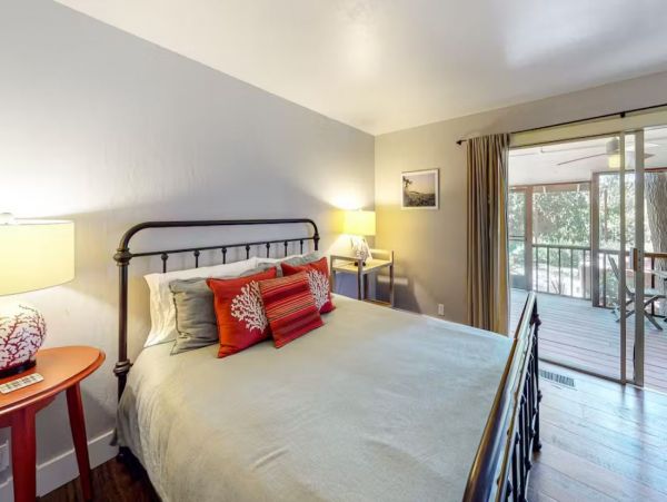 Modern 4 Bedroom Vacation Pool Home in Sonoma Sleeps 8