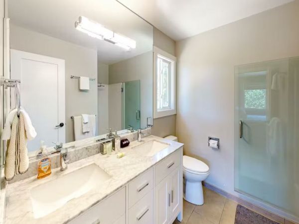 Modern 4 Bedroom Vacation Pool Home in Sonoma Sleeps 8