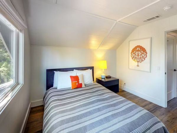 Modern 4 Bedroom Vacation Pool Home in Sonoma Sleeps 8