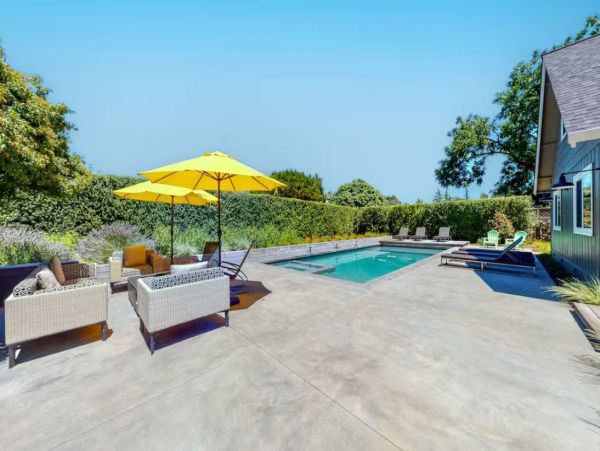Modern 4 Bedroom Vacation Pool Home in Sonoma Sleeps 8