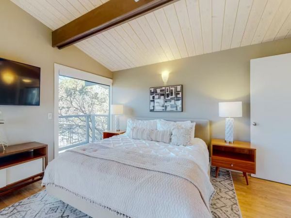Luxury Vacation Estate in Sonoma with Pool & Hot Tub Sleeps 10