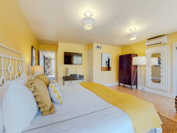 Luxury Vacation Estate in Sonoma with Pool & Hot Tub Sleeps 10