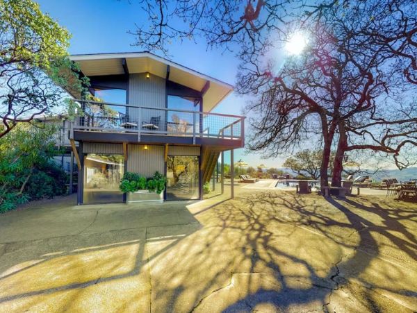 Luxury Vacation Estate in Sonoma with Pool & Hot Tub Sleeps 10