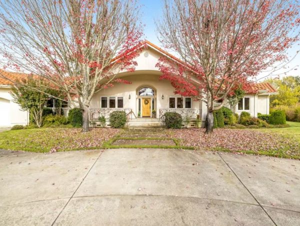 Beautiful Vineyard Vacation Estate in Kenwood with Pool & Hot Tub