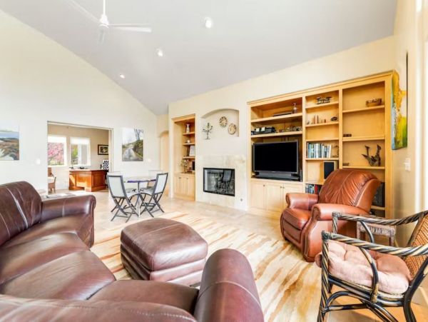 Beautiful Vineyard Vacation Estate in Kenwood with Pool & Hot Tub