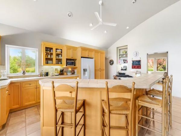 Beautiful Vineyard Vacation Estate in Kenwood with Pool & Hot Tub