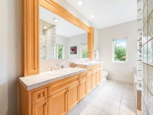 Beautiful Vineyard Vacation Estate in Kenwood with Pool & Hot Tub