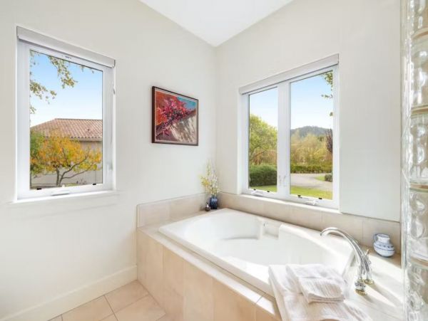 Beautiful Vineyard Vacation Estate in Kenwood with Pool & Hot Tub