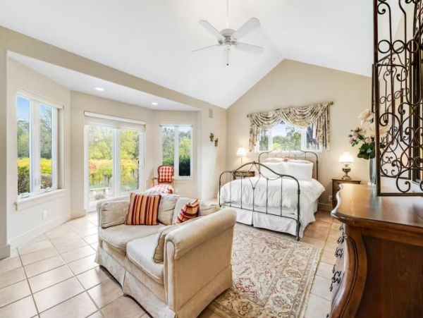 Beautiful Vineyard Vacation Estate in Kenwood with Pool & Hot Tub