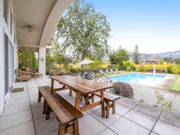 Beautiful Vineyard Vacation Estate in Kenwood with Pool & Hot Tub