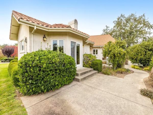 Beautiful Vineyard Vacation Estate in Kenwood with Pool & Hot Tub