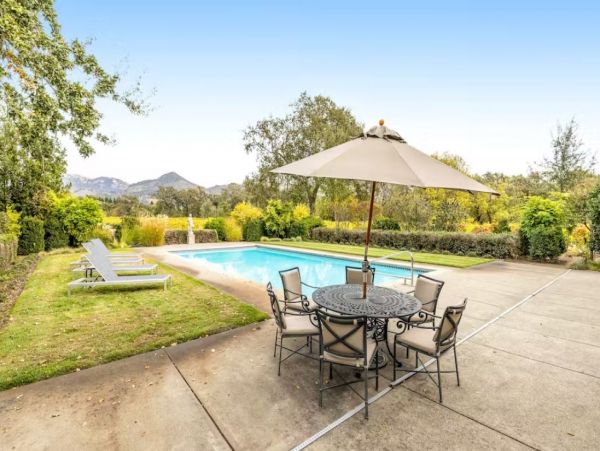 Beautiful Vineyard Vacation Estate in Kenwood with Pool & Hot Tub