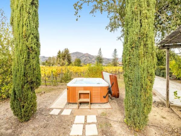Beautiful Vineyard Vacation Estate in Kenwood with Pool & Hot Tub