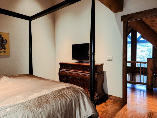 Mountain Cabin with 6 Bedrooms Sleeps 18 Guests