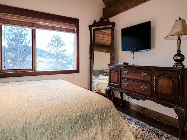 Mountain Cabin with 6 Bedrooms Sleeps 18 Guests