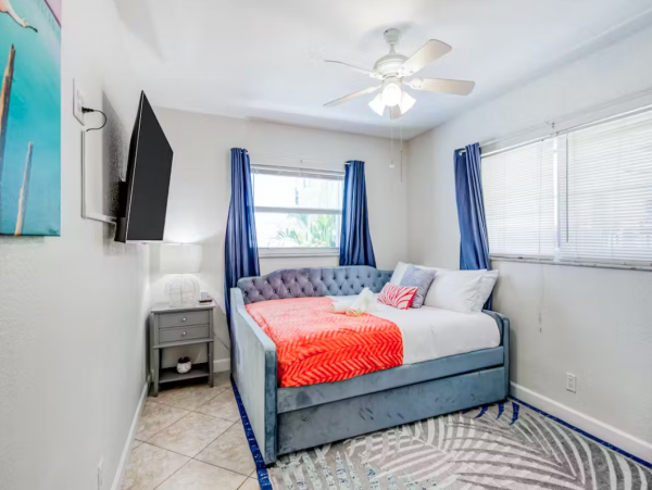 Two Bedroom  One Block to Beach in Fort Lauderdale - Dog Friendly