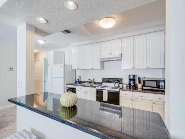 Two Bedroom  One Block to Beach in Fort Lauderdale - Dog Friendly