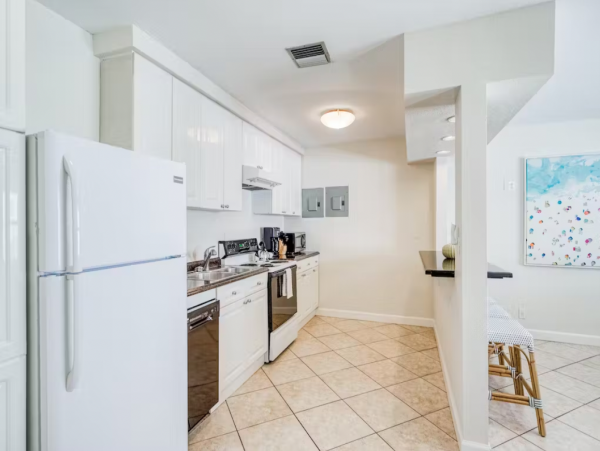 Two Bedroom  One Block to Beach in Fort Lauderdale - Dog Friendly