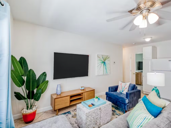 Two Bedroom  One Block to Beach in Fort Lauderdale - Dog Friendly